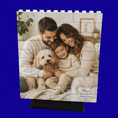 Puzle personalizado Familia feliz posando con un perro en un ambiente acogedor.