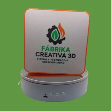 Logotipo de Fábrica Creativa 3D sobre un fondo verde, con elementos gráficos.