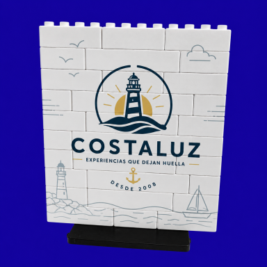 Puzles corporativos personalizados Logotipo de Costaluz con un faro y elementos náuticos sobre un fondo azul.