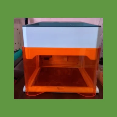 Caja de almacenamiento rectangular con base naranja y tapa blanca.