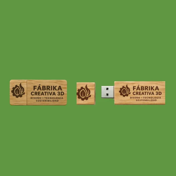 USB grabado madera USB de madera grabada con el texto "FÁBRIKA CREATIVA 3D".
