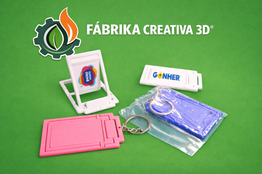 Soportes de móvil Variedad de productos de impresión 3D sobre fondo verde, incluyendo un llavero y tarjetas.