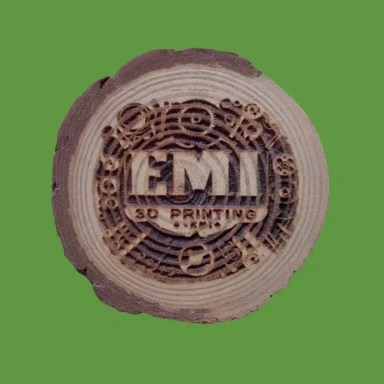 Trozos de madera con el logotipo de EMI y patrones grabados. Fondo verde.
